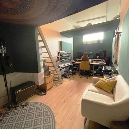 Versatile soundproof multimedia studio in Mainyard Studios, London, suitable for video and music production.